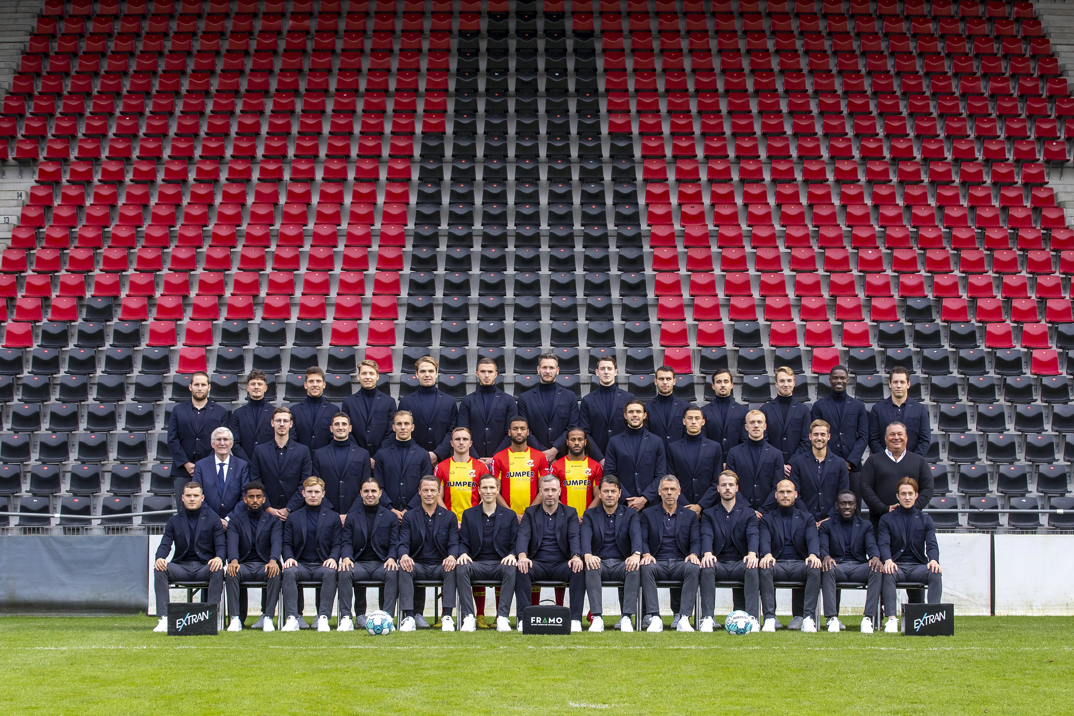 Teamfoto Go Ahead Eagles voetbalteam poserend in stadion