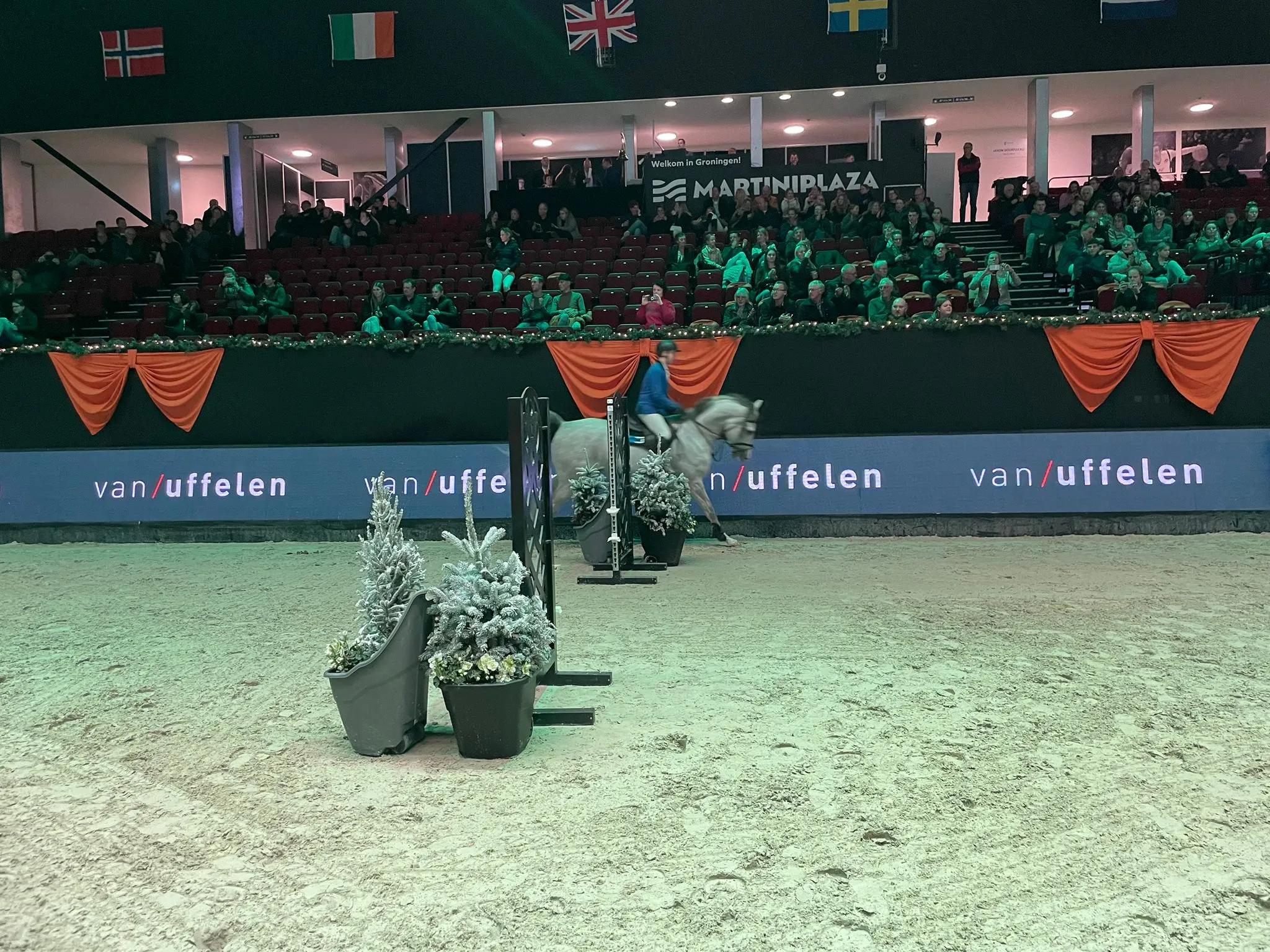 Foto van een ruiter op een paard in de bak in de Martiniplaza in Groningen