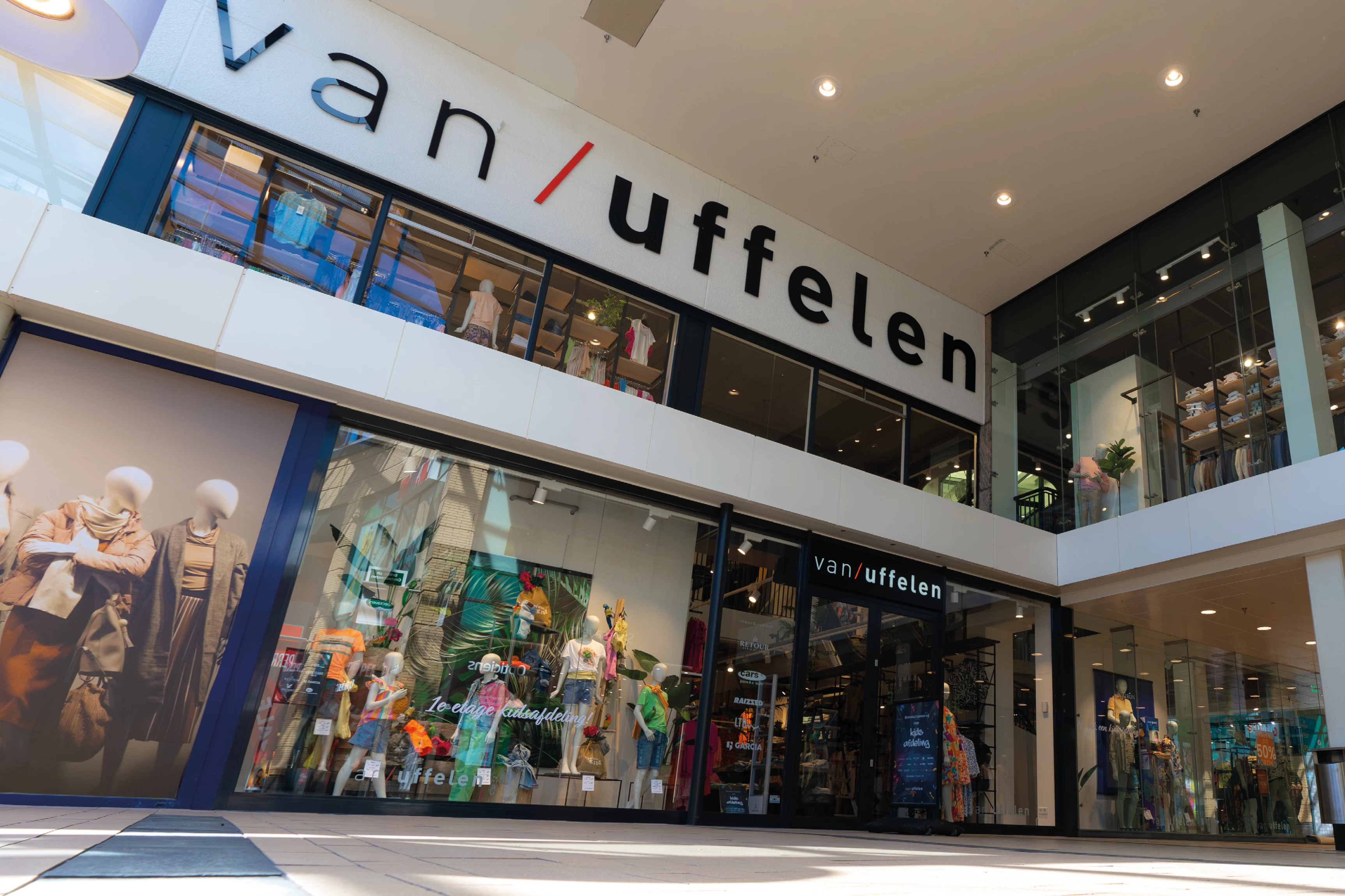 Ingang van kledingwinkel Van Uffelen Mode in Emmen binnen in winkelcentrum