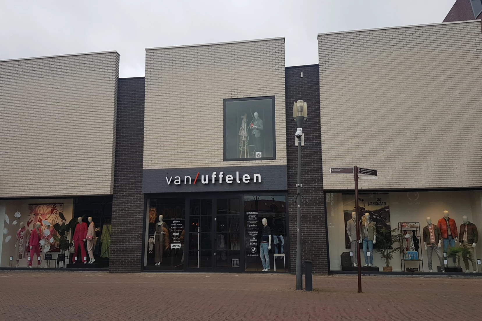 Voorkant van kledingwinkel Van Uffelen Mode in Waalwijk